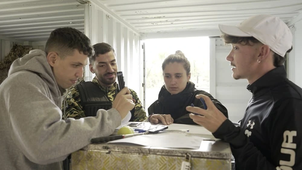 Equipo trabajando en un evento de team building para ganar en el escape room de la sierra