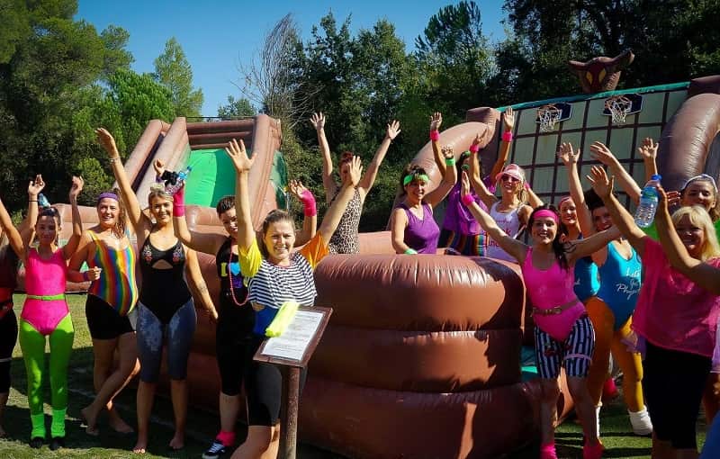 Niñas disfrutando de una actividad de humor amarillo en madrid el sabado pasado